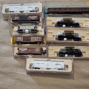 Vintage ATLAS- 10 Total- Model Train Cars Collection